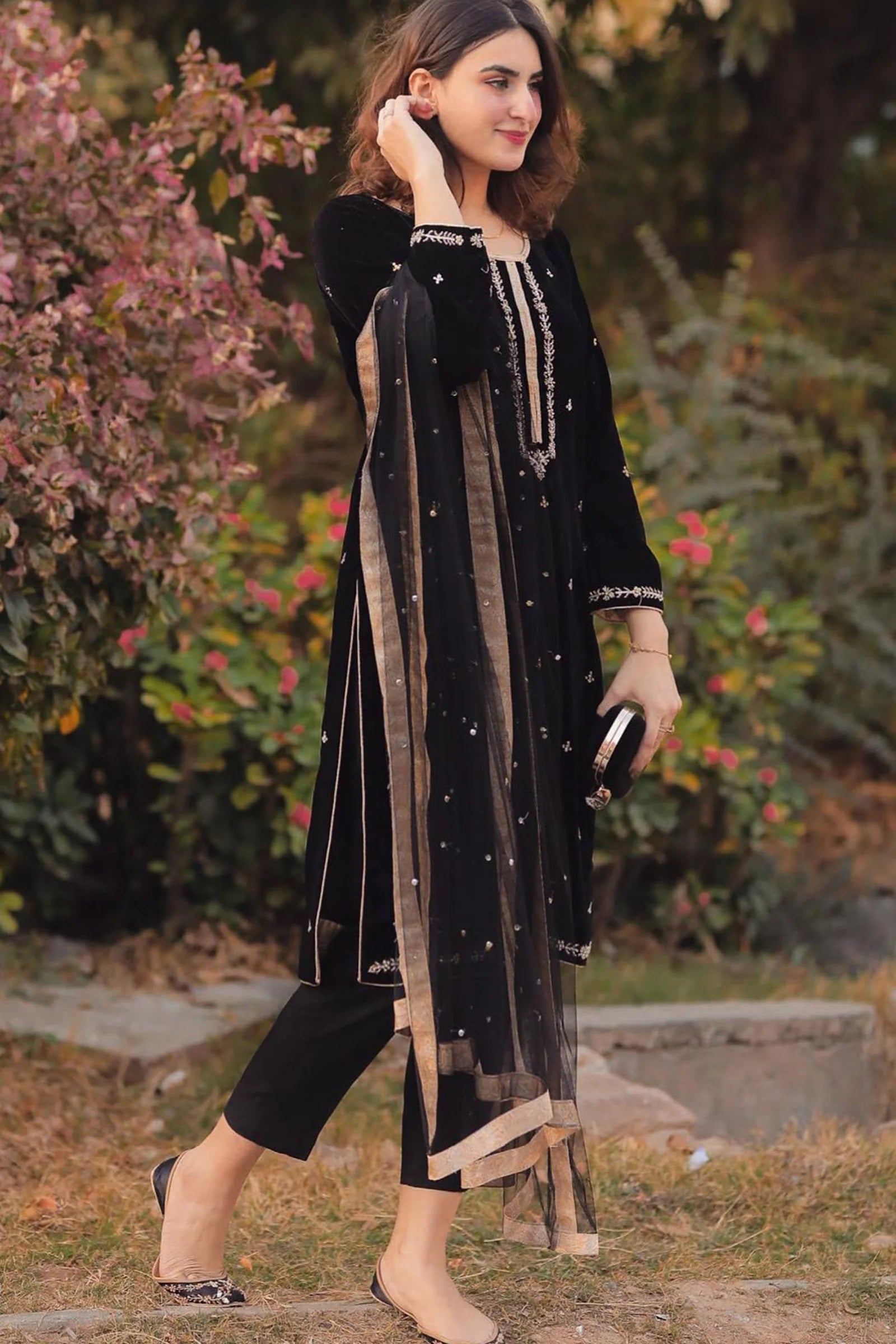 Unstitched 3PCs Velvet Embroidered Dress With Organza embroidered Dopata